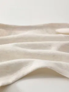 Gros plan sur le tissu en coton biologique respirant pour vêtement de nouveau-né