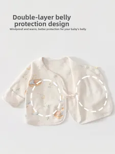 Détail de la protection ventrale double couche sur le haut à manches longues en coton pour bébé