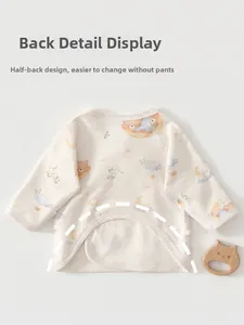 Détail d'un haut kimono à manches longues pour nouveau-né avec motifs d'ours et de lune