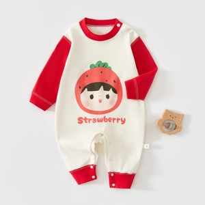 Vue détaillée d'une grenouillère pour bébé avec imprimé fraise et texture coton