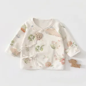 Gros plan d'un haut kimono pour bébé en pur coton avec motifs lapins et nœuds latéraux