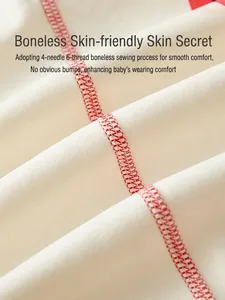 Détail d'un body bébé en coton doux avec coutures plates de haute qualité pour confort