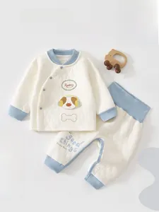 Détail de pyjama matelassé pour bébé avec broderie chien et poignets côtelés bleus