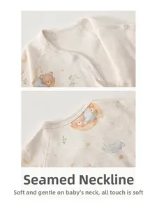 Détail d'un haut bébé en coton bio avec encolure bordée douce et motif d'ours mignon
