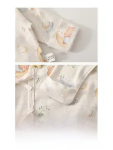 Détail du haut en coton pour bébé avec motifs d'ours et fermeture à nouer douce au cou