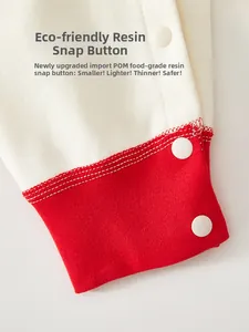 Détails des boutons-pression en résine éco sur une grenouillère en tricot pour bébé