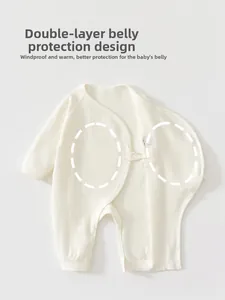 Détail d'un body en coton pour bébé avec protection du ventre et liens sur le côté