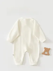 Vue détaillée du dos d'une grenouillère pour bébé en maille côtelée crème en pur coton doux