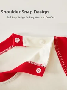 Détail de l'encolure du body bébé en coton rouge et blanc avec boutons-pression épaule
