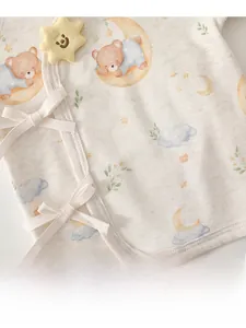 Détail d'un haut à nouer pour bébé avec imprimé ours lune et pendentif étoile douce