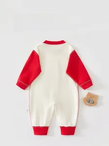 Vue arrière du barboteuse bébé à manches longues en coton avec poignets rouges