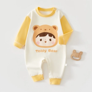 Détail de la barboteuse en coton pour bébé avec imprimé ours et poignets côtelés