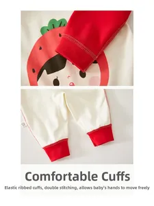 Détails des poignets côtelés et coutures renforcées sur un body bébé en coton fraise
