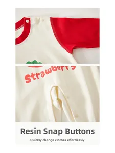 Détail des pressions en résine sur la grenouillère bébé en coton à motif fraise