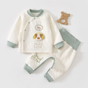 Vue détaillée d'un ensemble thermique bébé matelassé avec pantalon taille haute brodé