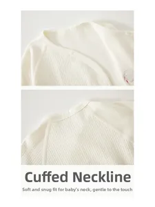 Détail du body bébé en coton blanc côtelé avec encolure renforcée et bouton-pression