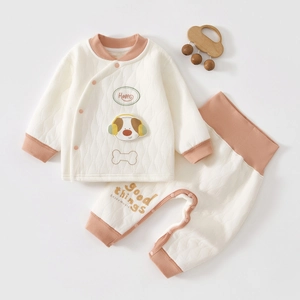 Détail de l'ensemble thermique matelassé pour bébé avec patch chien et bords rose