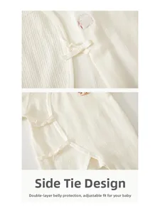 Détail d'une barboteuse en coton pour bébé avec nouettes latérales et texture côtelée