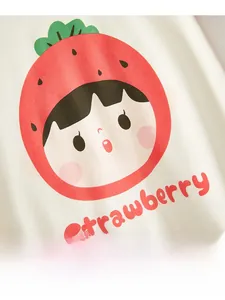 Détail de l'imprimé fraise mignon sur le tissu en coton doux d'une barboteuse bébé