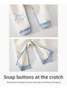 Détails de la grenouillère matelassée pour bébé avec poignets et boutons pressions