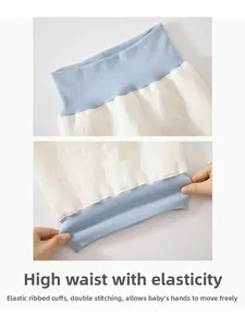 Détail de la taille haute élastique et motif matelassé sur le pantalon thermique bébé