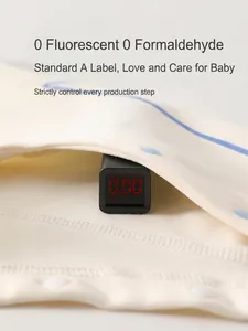 Tutina neonato in cotone crema certificata classe A con bordi blu, test di sicurezza