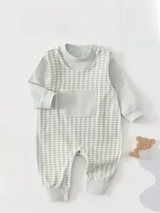 Détails de la barboteuse pour bébé avec motif vichy vert sauge et boutons-pression