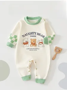Détail de la grenouillère bébé avec oursons et boutons-pression pratiques à l'entrejambe