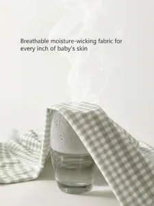 Tissu en coton vichy vert et blanc respirant pour bébé montrant des propriétés d'évacuation