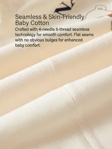 Gros plan sur un body bébé beige doux avec couture sans couture à 4 aiguilles et 6 fils