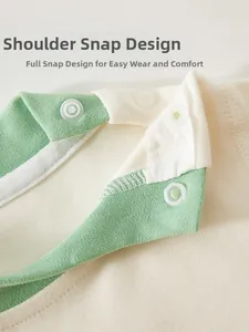 Détail de l'épaule d'un body bébé avec pressions blanches pour un habillage plus facile