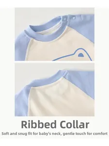 Dettaglio di un body a maniche lunghe per neonati con maniche raglan blu e bottoni sul collo