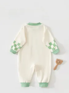Détail du dos de la barbouilleuse pour bébé en coton crème doux avec col côtelé vert