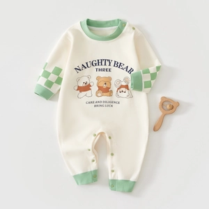 Détail d'une grenouillère pour bébé avec oursons et manches à carreaux verts doux