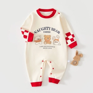 Détails du barboteuse bébé à manches longues avec motifs d'ours et boutons rouges