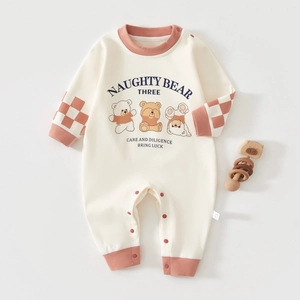 Détail d'un barboteuse bébé avec boutons-pression et poignets côtelés doux à damier