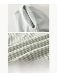Détail de couture sans couture sur le tissu en coton à carreaux vert menthe bébé