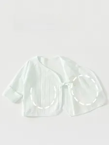 Detail of baby cotton long-sleeved shirt with side-tie closure and belly protection design