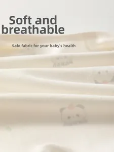 Dettaglio del morbido tessuto in cotone per neonati con stampa panda, traspirante e assorbente