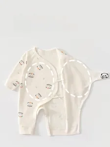 Dettaglio tutina kimono per neonato con protezione addominale e stampa con panda