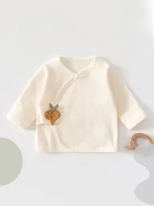 Détail de haut kimono bébé en coton avec texture côtelée et applique fraise 3D mignonne