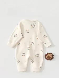 Dettaglio tutina neonato con stampa panda, tessuto in cotone ed etichetta taglia 52/60