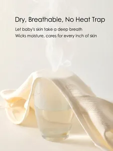 Haut en tricot côtelé blanc pour bébé avec démonstration de tissu respirant
