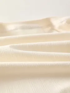 Vista macro della morbida trama in maglia di cotone a coste per tutine neonato