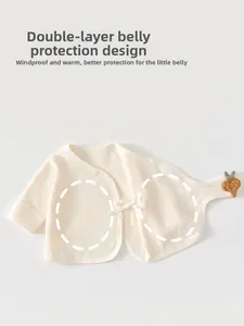 Détail d'un haut en coton pour bébé avec double protection du ventre et patch carotte