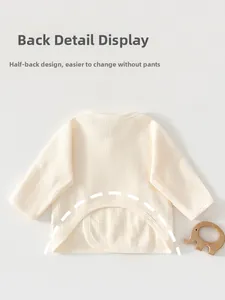 Détail du haut en coton pour nouveau-né avec conception pratique à dos demi-ouvert