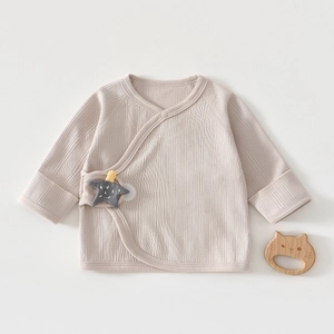 Détail de la chemise bébé en coton avec maille côtelée et applique étoile douce