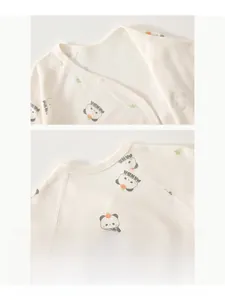 Dettaglio di pagliaccetto in cotone per neonati con tessuto a rete e stampa panda