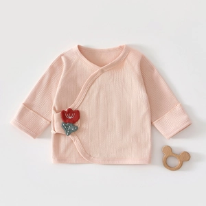Détail du haut cache-cœur rose pour bébé en coton côtelé avec broderie tulipe délicate