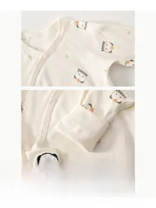 Dettaglio tutina per neonati in cotone con stampa panda e cuciture piatte comfort